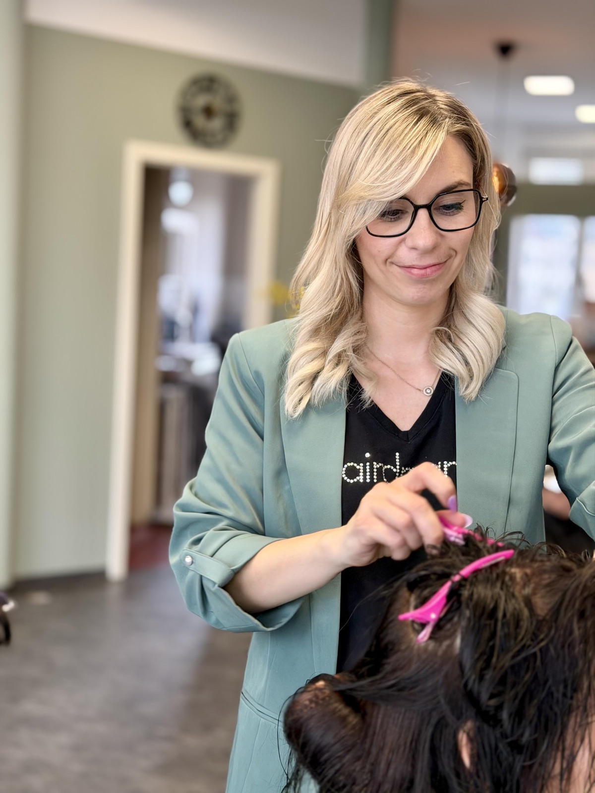 Jasmina Schmager, Inhaberin Haartraum, beim Styling